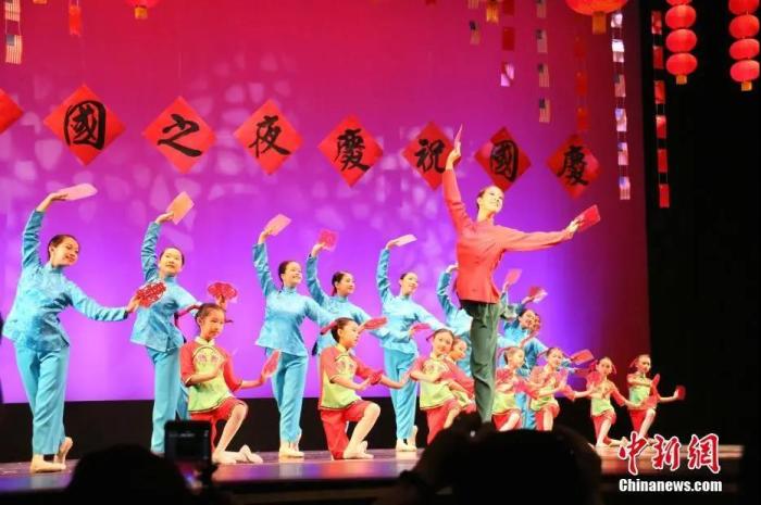 资料图：美国硅谷华裔儿童表演芭蕾舞《白毛女》选段《窗花舞》。中新社记者 刘丹 摄
