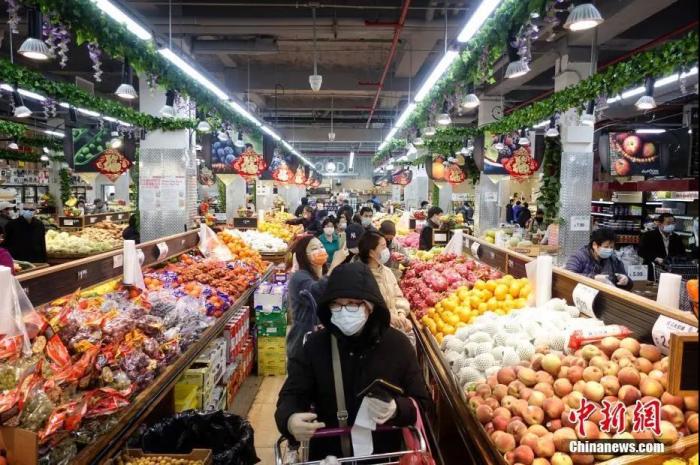 资料图：美国纽约法拉盛华人社区一家超市，民众排队购物。中新社记者 廖攀 摄
