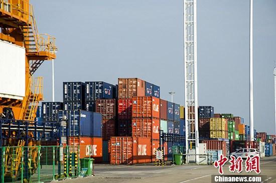 资料图：广西钦州保税港区集装箱码头作业区。 <a target='_blank'  data-cke-saved-href='http://www.chinanews.com/' href='http://www.chinanews.com/'>中新社</a>记者 翟李强 摄