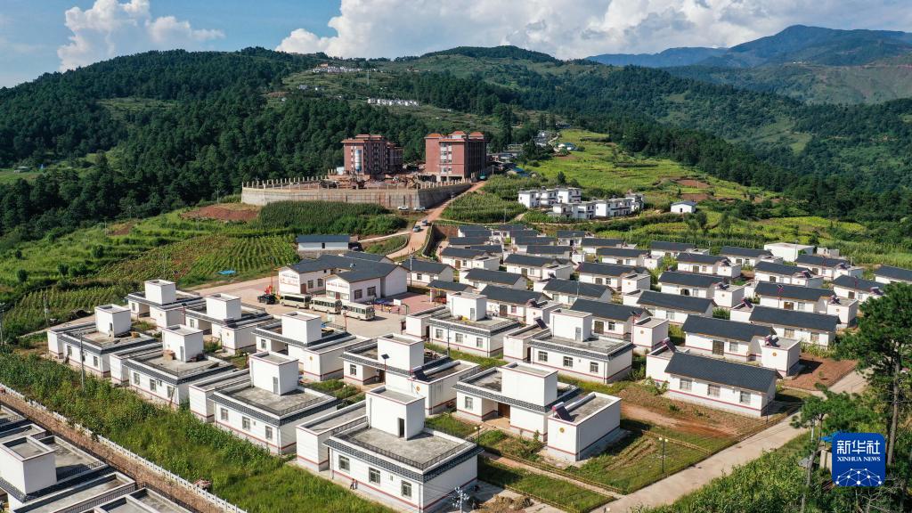 　　2020年9月2日拍摄的四川省凉山彝族自治州普格县荞窝镇云盘山村的村民新居(无人机照片)。新华社记者 王曦 摄